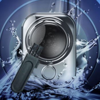 GliedePro under water with the cleaning brush